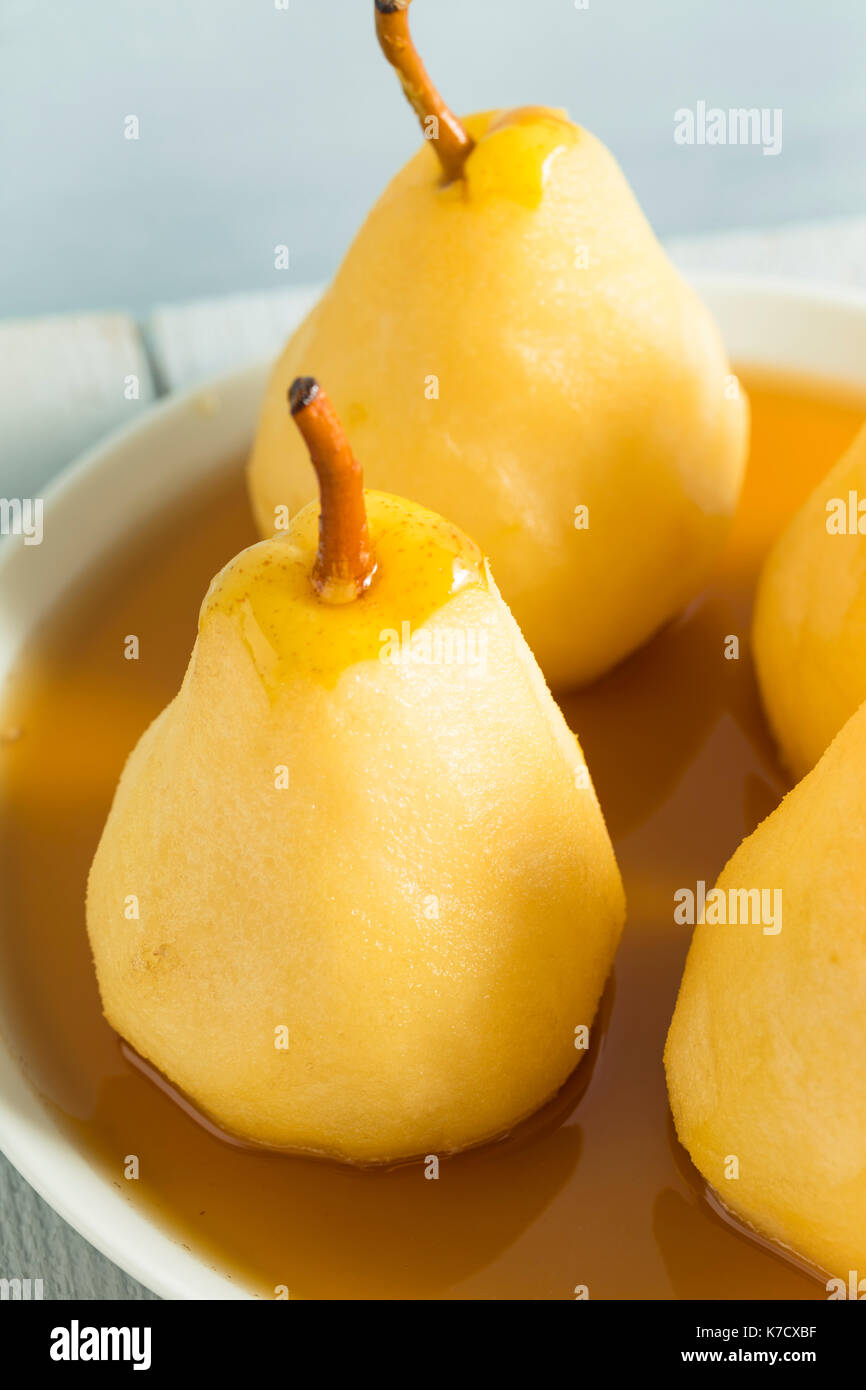 Dolci fatti in casa pere affogato in una salsa di vino Foto Stock