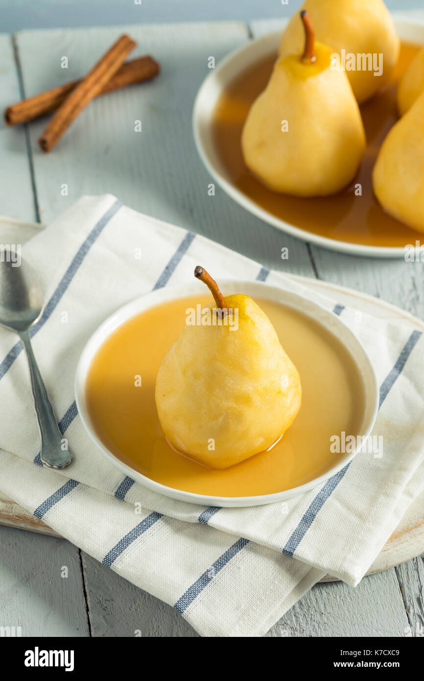 Dolci fatti in casa pere affogato in una salsa di vino Foto Stock