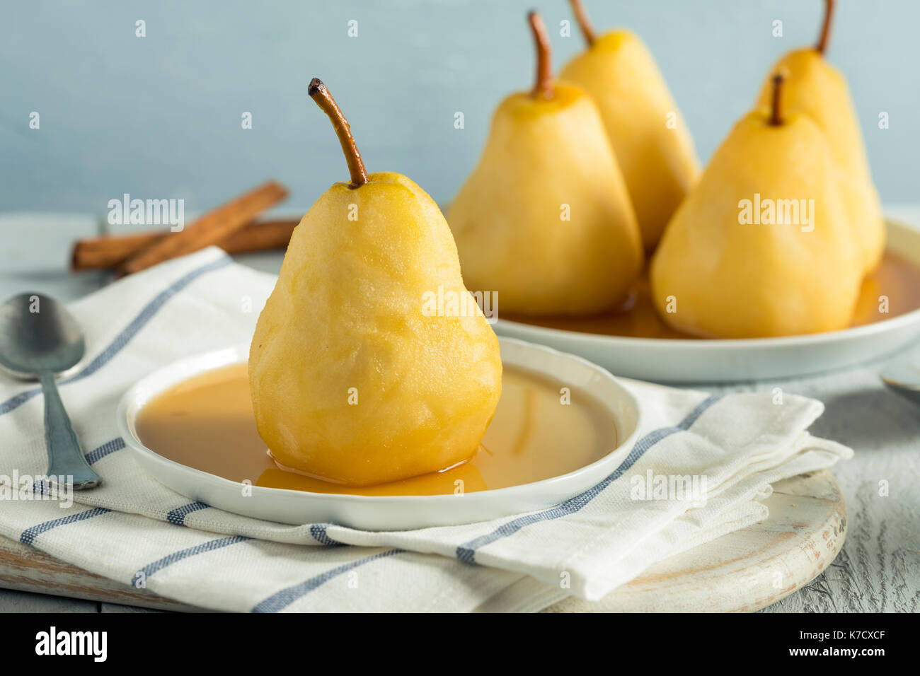 Dolci fatti in casa pere affogato in una salsa di vino Foto Stock