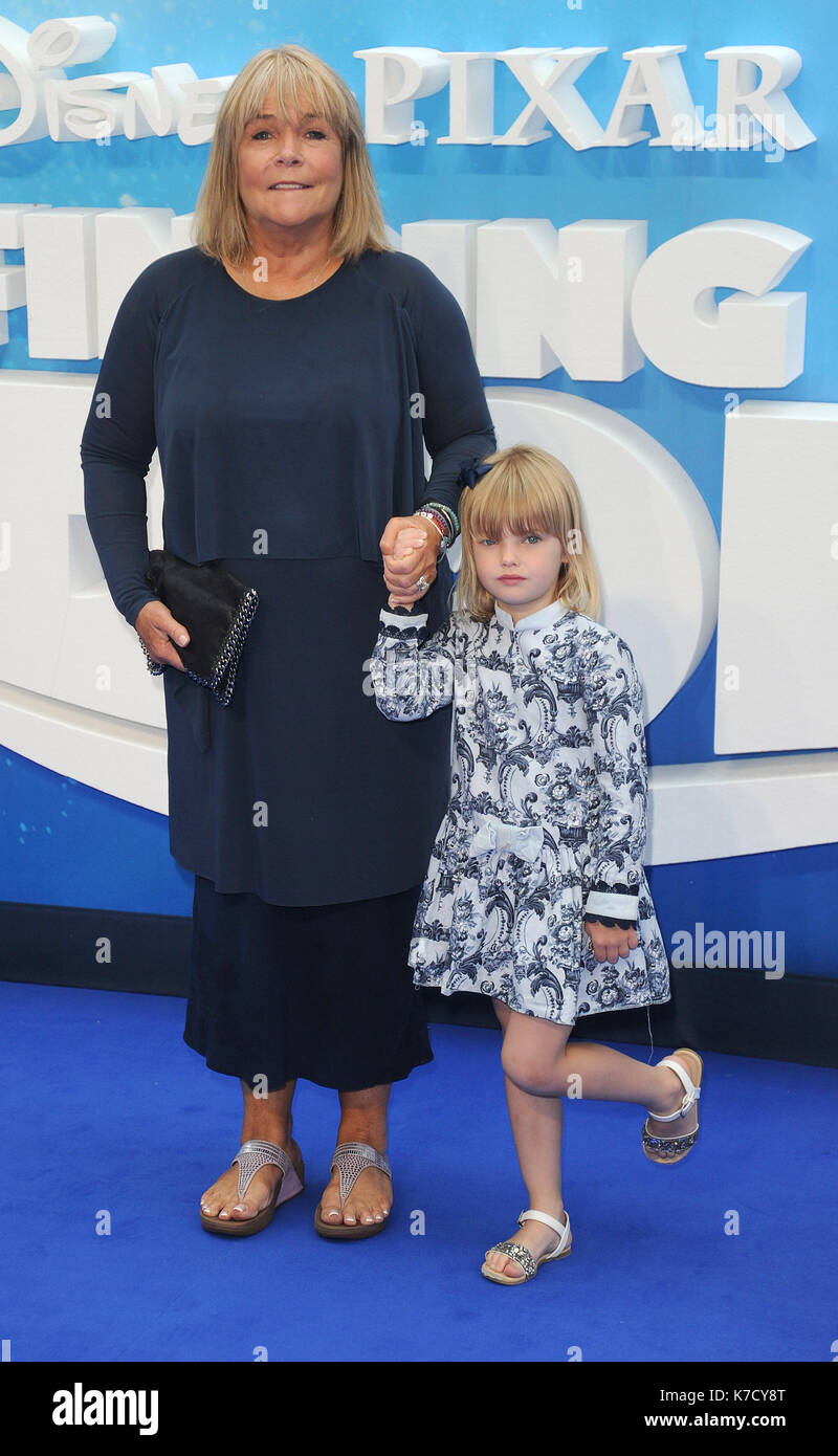 La Foto Deve Essere Accreditata ©Su Alpha Press 080001 10/07/2016 Linda Robson E Nipote Lila Finding Dory Premiere Presso Odeon Leicester Square London Foto Stock