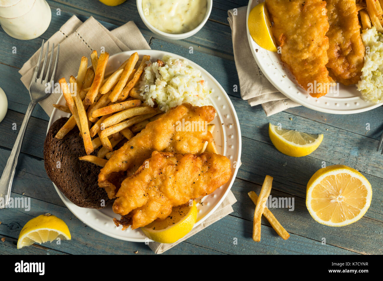 La birra fatta in casa martoriata fish fry con coleslaw e trucioli Foto Stock