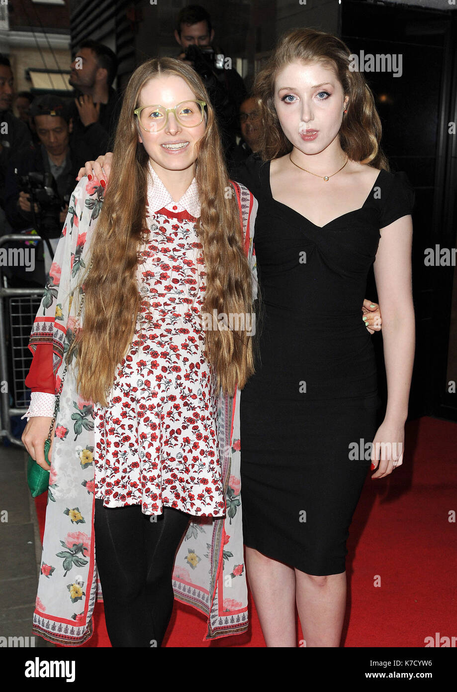 La Foto Deve Essere Accreditata ©Alpha Press 078237 01/0/2016 Jessie Cave E Sister Bebe Cave Tale Of Tales Uk Premiere Curzon Mayfair London Foto Stock