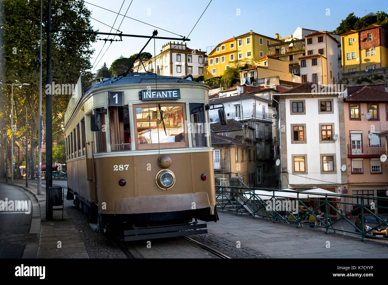 Il vecchio tram presso la città di Porto, Portogallo sono un modo suggestivo per visite turistiche su un ben conservato locale storico modo di trasporto, deve fare Foto Stock