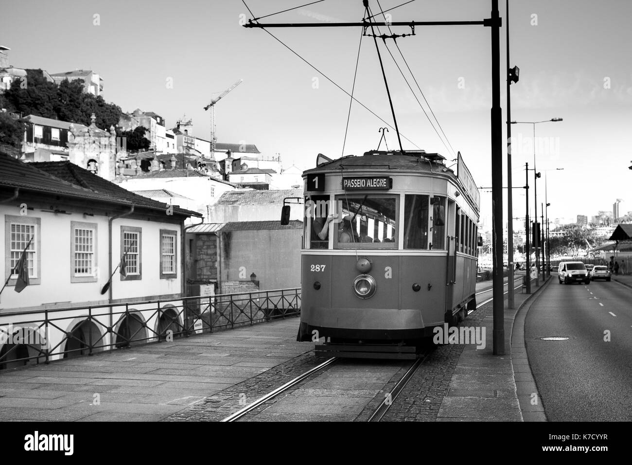 Il vecchio tram presso la città di Porto, Portogallo sono un modo suggestivo per visite turistiche su un ben conservato locale storico modo di trasporto, deve fare Foto Stock