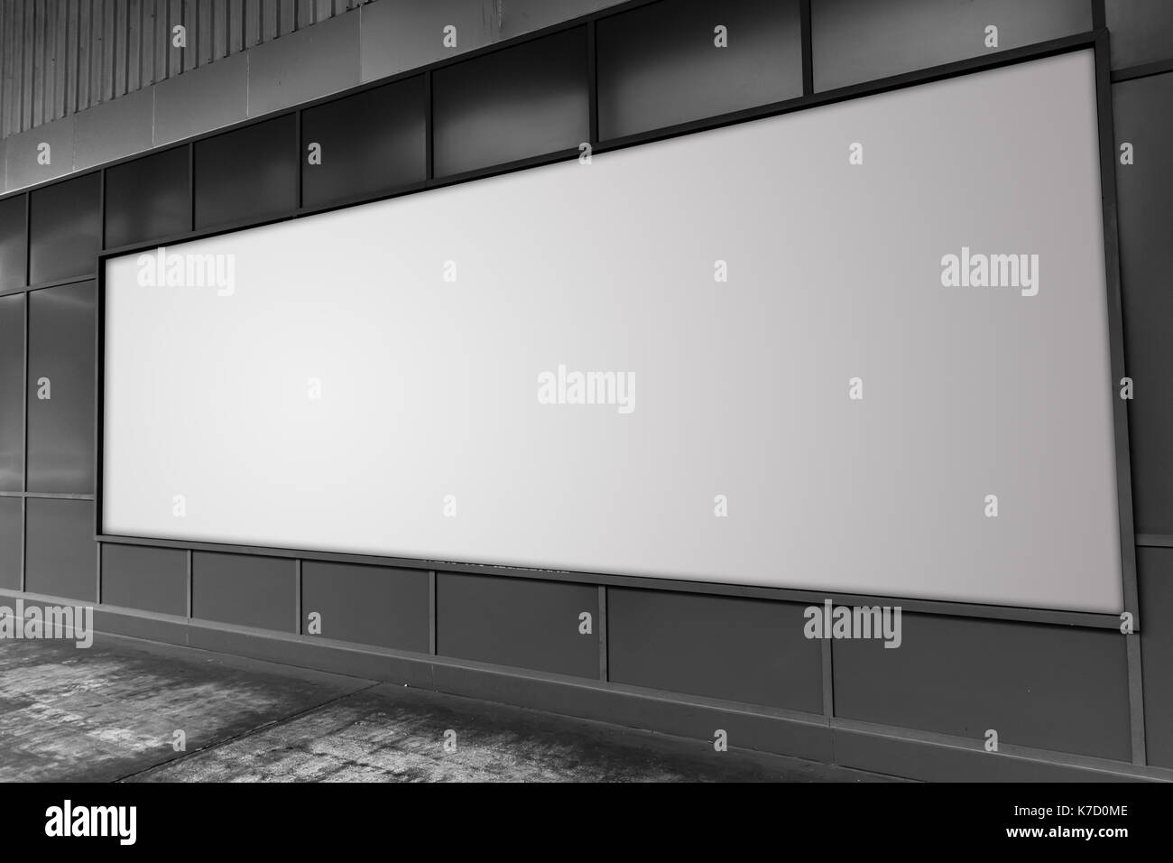 Grande billboard in via vuoto bianco spazio pubblicitario. Foto Stock