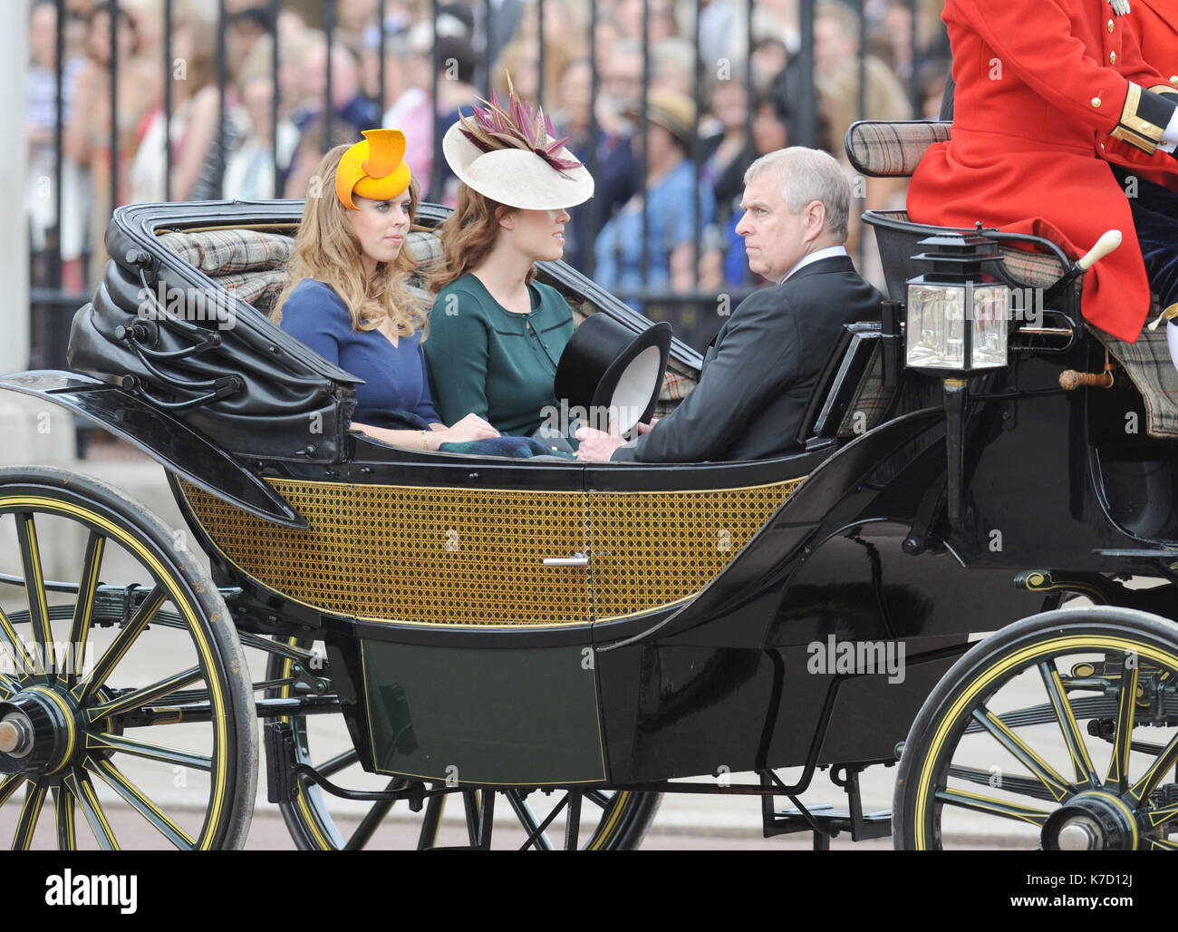 La foto Deve Essere Accreditata ©Alpha Press 079965 06/11/2016 Princess Beatrice, Princess Eugenie e Prince Andrew Duke of York lasciando Buckingham Palace a Londra per Trooping the Color 2016 durante le 90th celebrazioni per il compleanno della Regina. Foto Stock