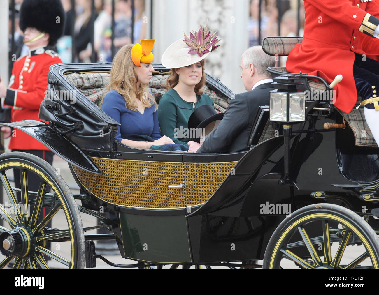 La foto Deve Essere Accreditata ©Alpha Press 079965 06/11/2016 Princess Beatrice, Princess Eugenie e Prince Andrew Duke of York lasciando Buckingham Palace a Londra per Trooping the Color 2016 durante le 90th celebrazioni per il compleanno della Regina. Foto Stock