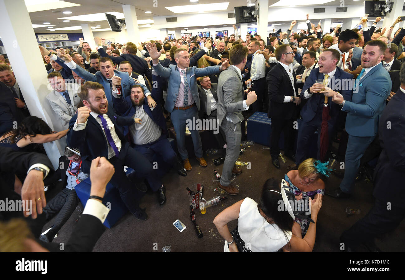 La foto Deve Essere Accreditata ©Alpha Press 079965 16/06/2016 Racegatori che celebrano la vittoria di Engels sul Galles ai Campionati di calcio Euro 2016 al Ladies Day Royal Ascot 2016 all'Ascot Racecourse di Ascot, nel Berkshire Foto Stock