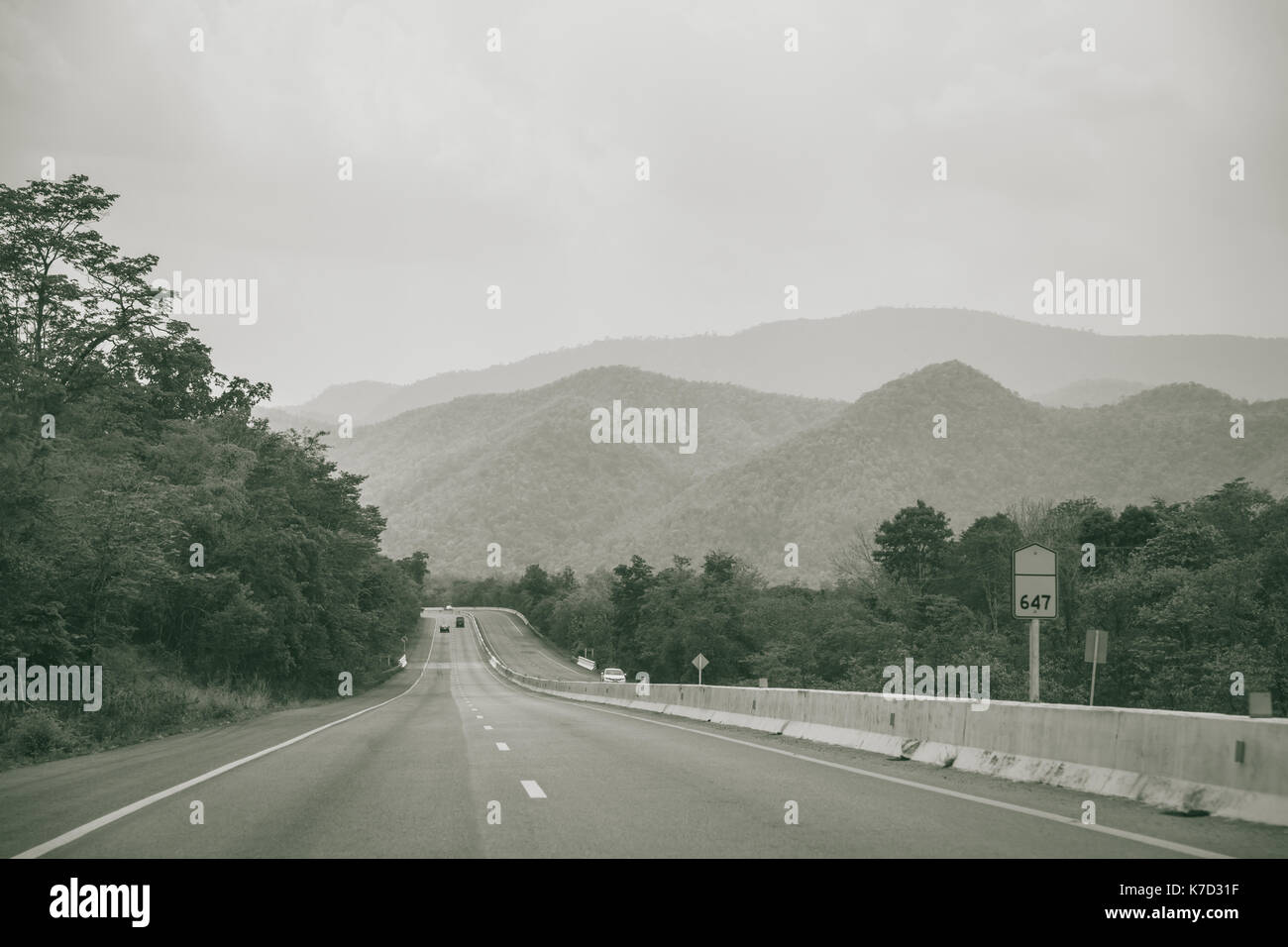 Lunga strada diritta con vista sulla montagna di campagna haze freeway fotografia in bianco e nero Foto Stock