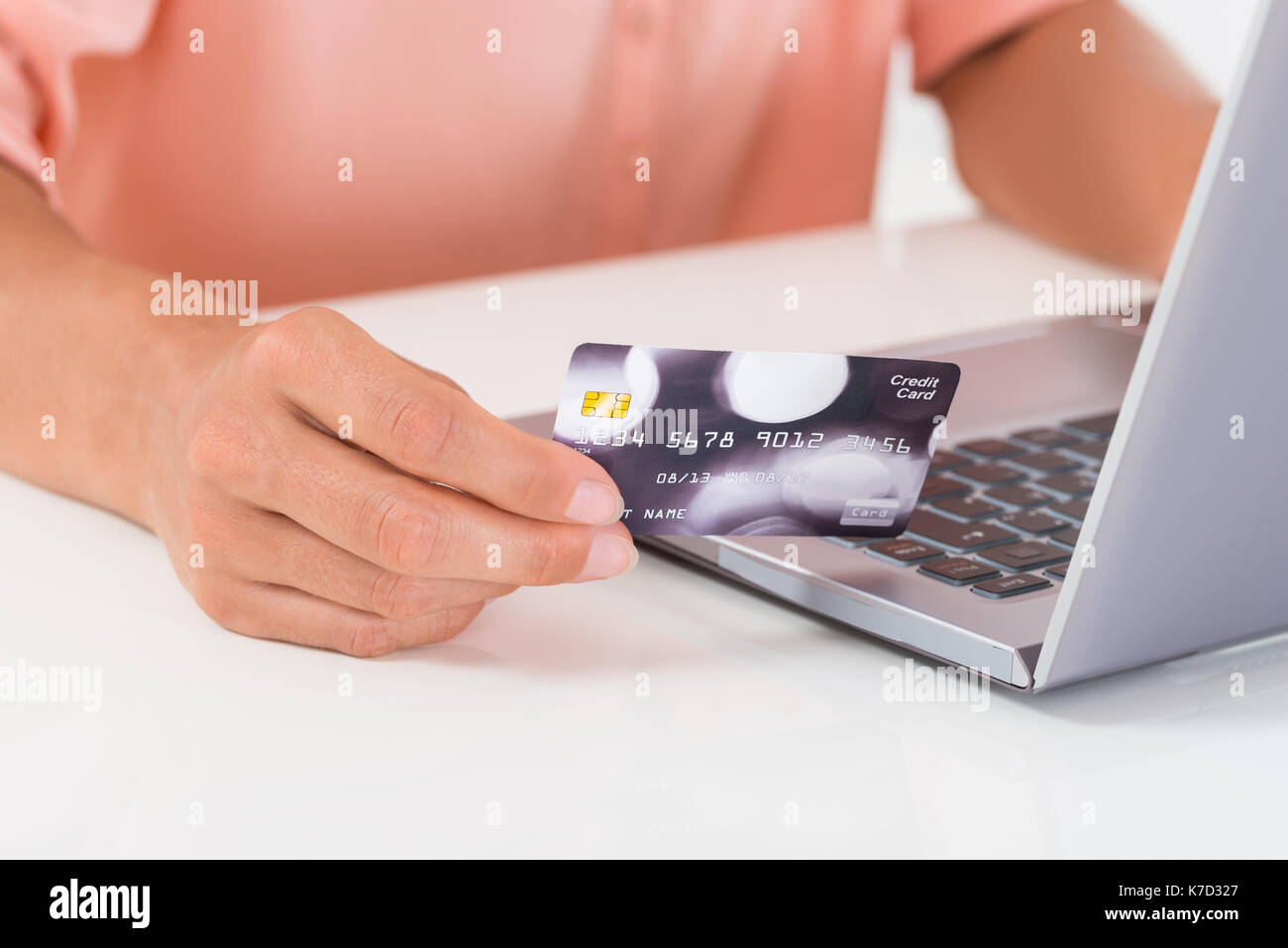 Close-up di persona lo shopping online su laptop con carta di credito Foto Stock