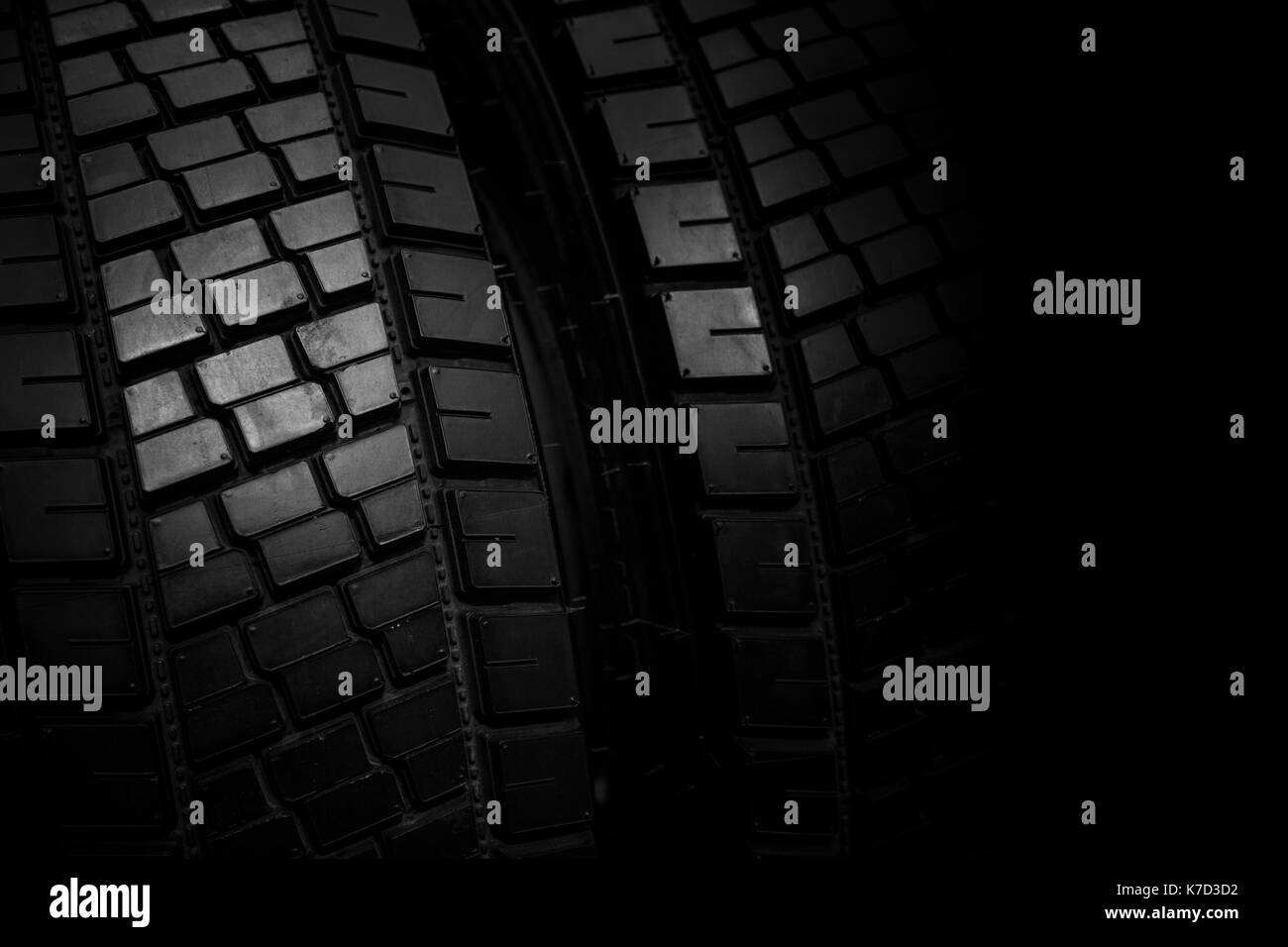 Carrello pneumatico in gomma nera ruote raccoglitore nuovo lucido pneumatico auto per lo sfondo Foto Stock