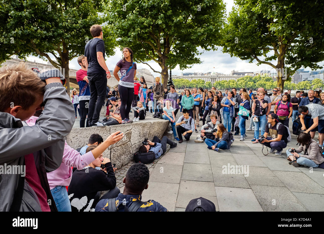 Giovani Fotografi acrobati attendono a Southbank, Londra Foto Stock