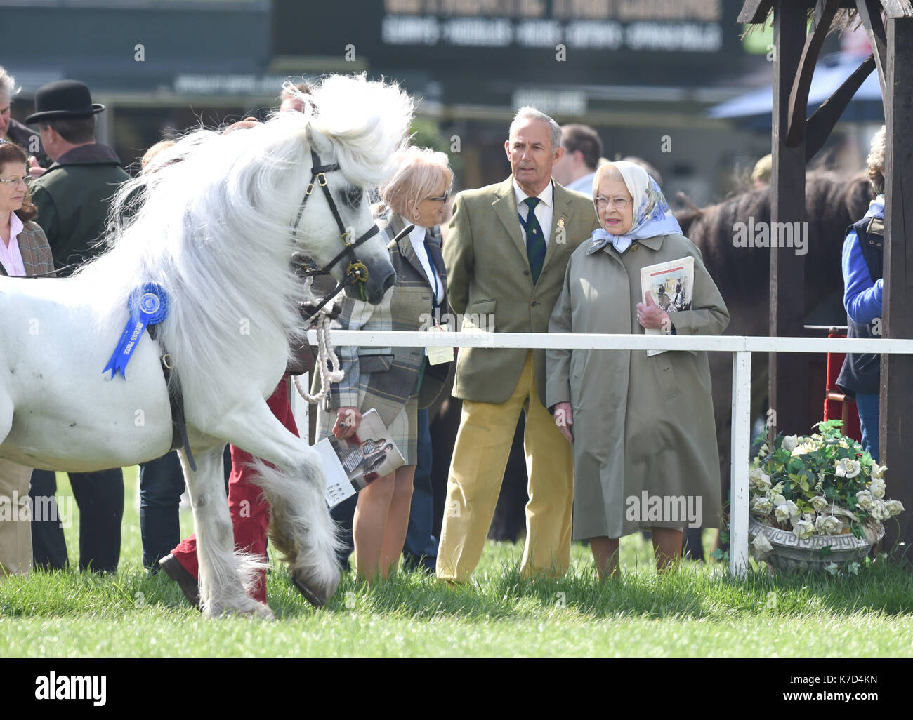 La Foto Deve Essere Accreditata ©Alpha Press 079965 13/05/2016 Queen Elizabeth Ii Con Il Suo Groom Terry Pendry Royal Windsor Horse Show 2016 Windsor Berkshire Foto Stock