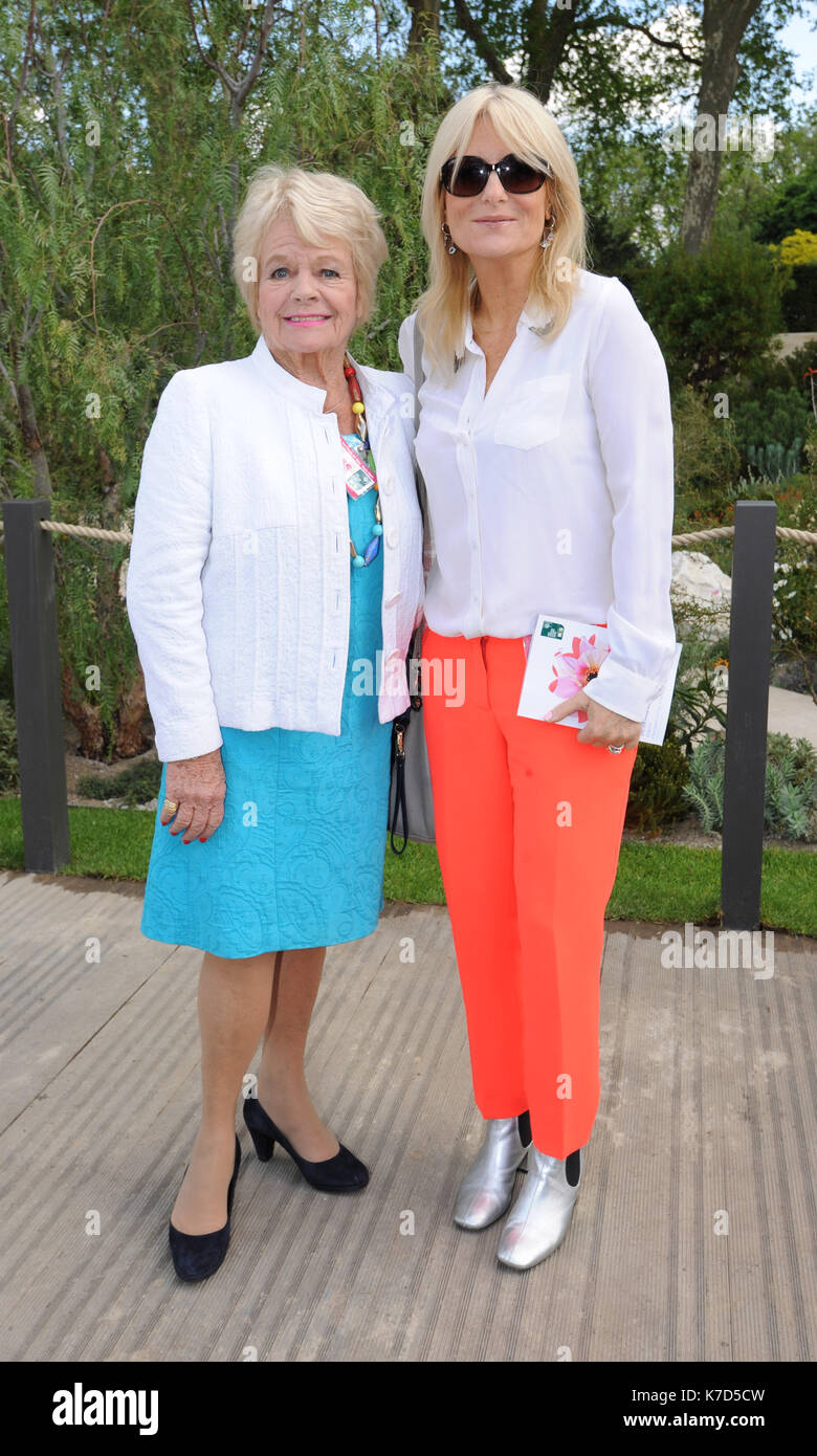 La foto Deve Essere Accreditata ©Alpha Press 079965 23/05/2016 Judith Chalmers e Gaby Roslin al RHS Chelsea Flower Show 2016 tenutosi al Royal Hospital di Chelsea, Londra. Foto Stock