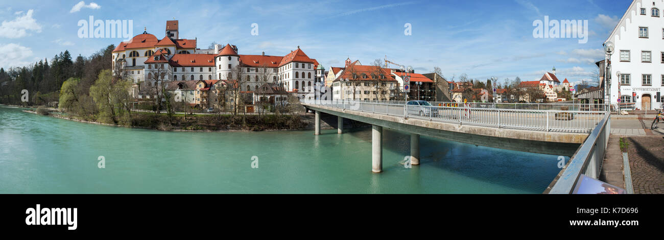 Füssen, Germania-10 aprile 2016: Panorama sulla chiesa parrocchiale di San Mango, Museo della città, Municipio e monastero benedettino di San Mangder Foto Stock