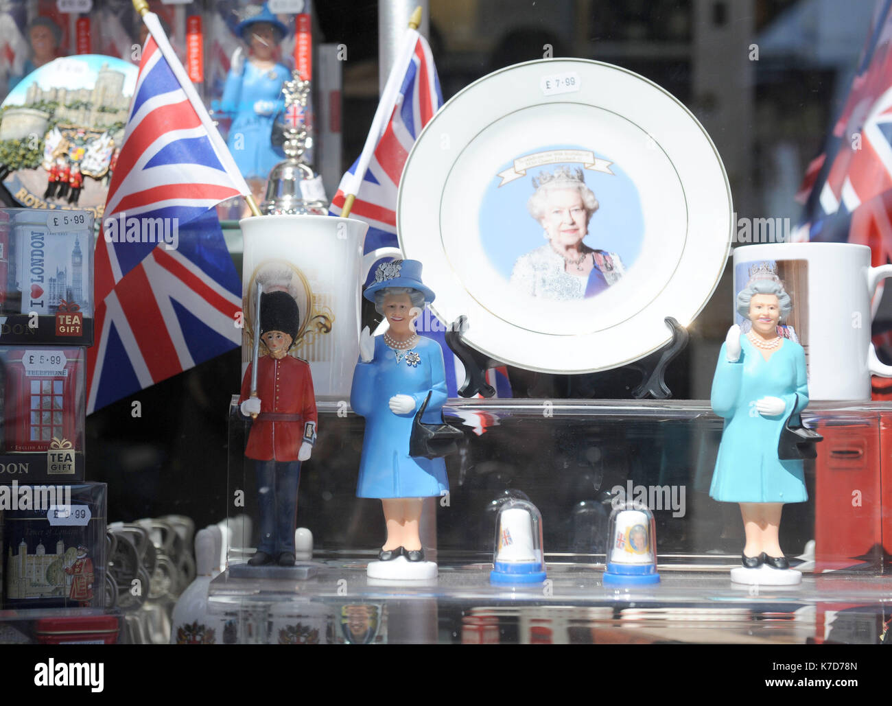 La foto Deve Essere Accreditata ©su Kate Green/Alpha Press 079965 20/04/2016 Queen Elizabeth II souvenir e regali in una vetrina a Windsor, Berkshire Foto Stock