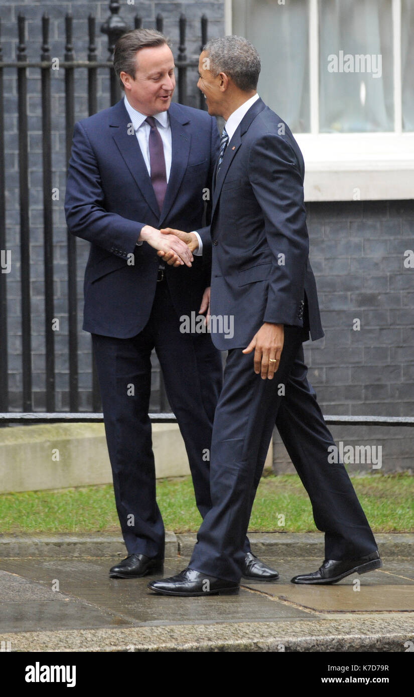 La Foto Deve Essere Accreditata ©Kate Green/Alpha Press 079965 22/04/2016 David Cameron Saluta Il Presidente Barack Obama Al Numero 10 Di Downing Street A Londra Foto Stock