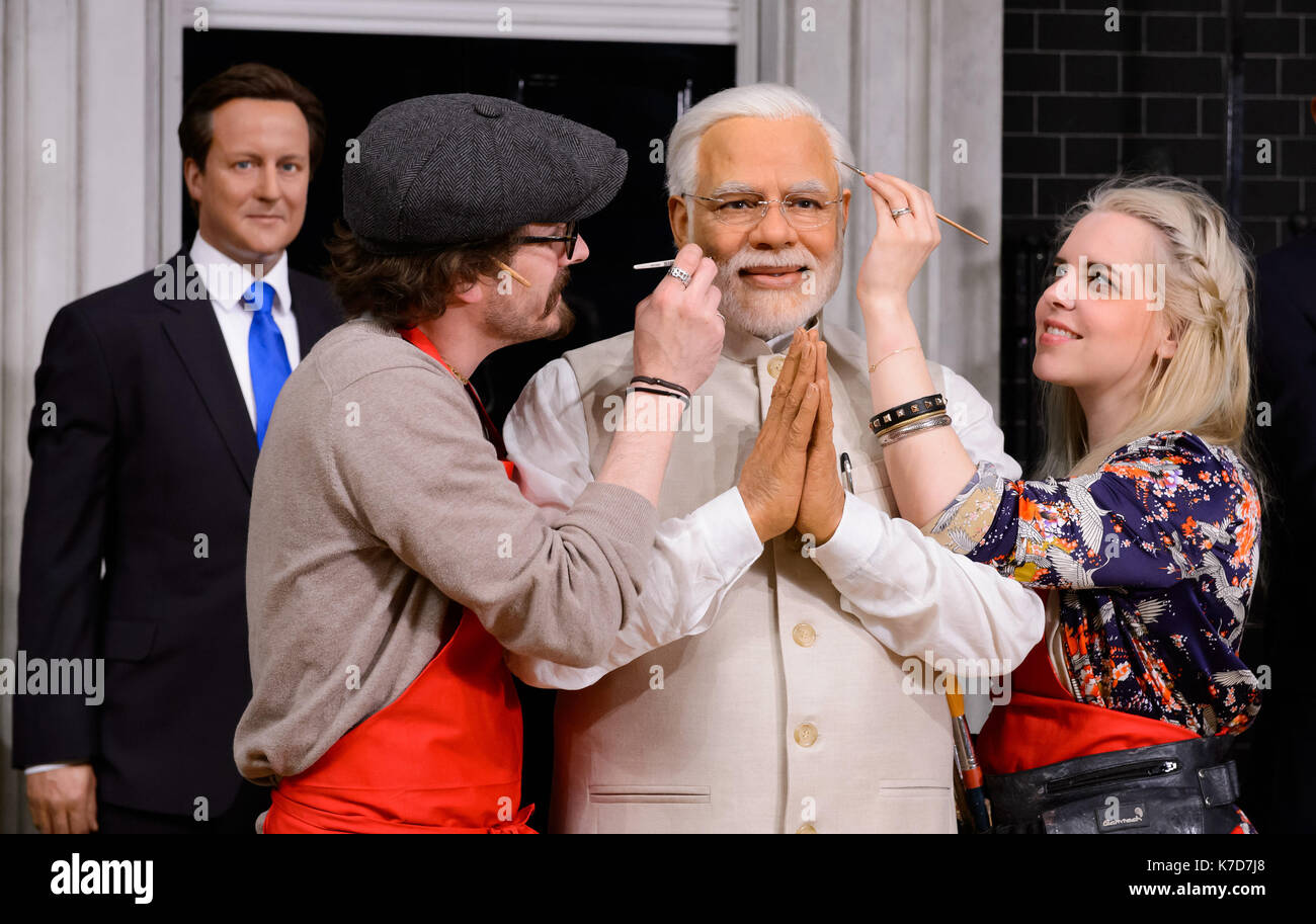 La foto Deve Essere Accreditata ©Alpha Press 065630 28/04/2016 primo ministro indiano, Narendra modi, questa mattina ha preso il suo posto insieme ad altri leader mondiali a Madame Tussaud's London. La sua nuova figura di cera è arrivata oggi all'attrazione di Baker Street fresca da Delhi, dove il signor modi ha avuto una visione privata a sua somiglianza la settimana scorsa. Il Madame Tussauds studio artist, Rebecca Ozkural e Chris Gargiulo hanno messo i tocchi di finitura alla figura. Foto Stock