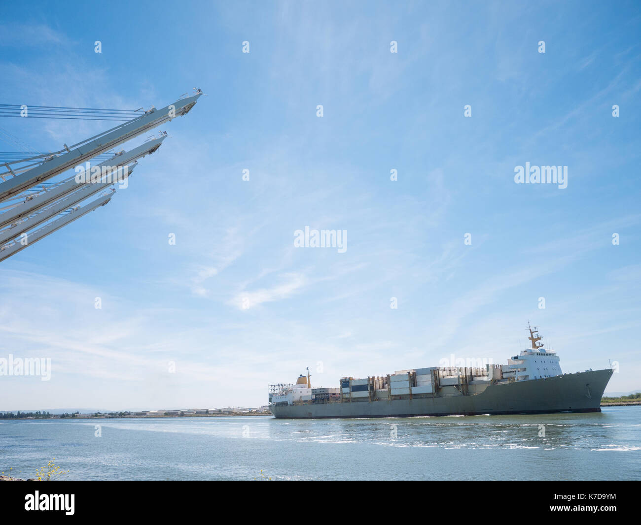 Contenitore nave sul mare contro il cielo a vista porte Park Foto Stock