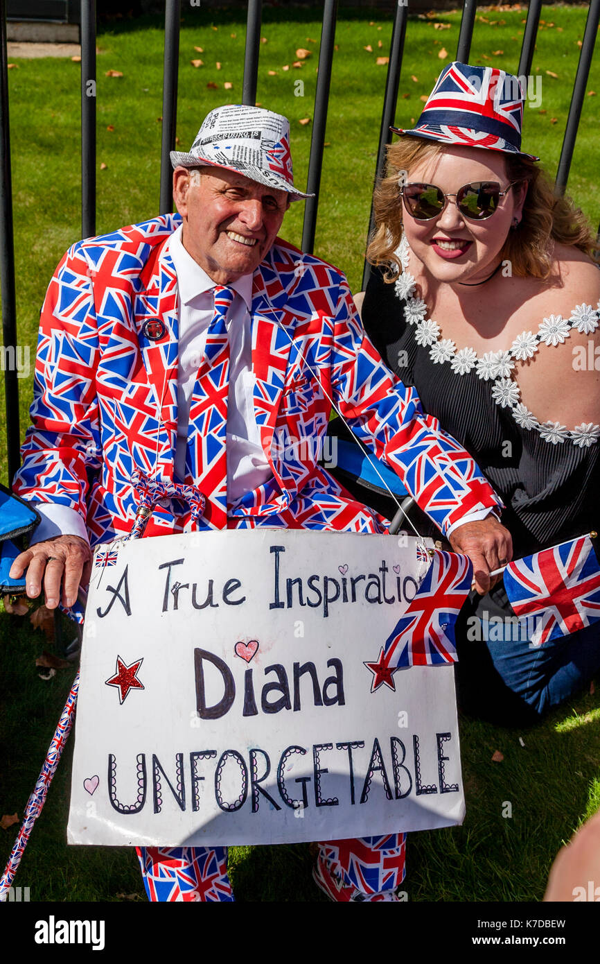 Terry hutt un ben noto fan del tardo princess diana seduto fuori Kensington Palace per il ventesimo anniversario della principessa della morte, london, Regno Unito Foto Stock