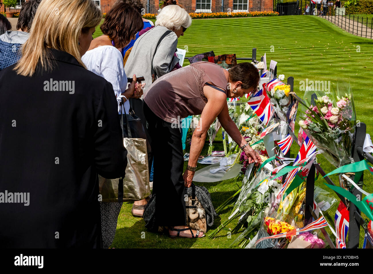 I sostenitori del tardo princess diana raccogliere fuori Kensington palace a fiori di laici in occasione del ventesimo anniversario della sua morte, Kensington Palace di Londra, Foto Stock