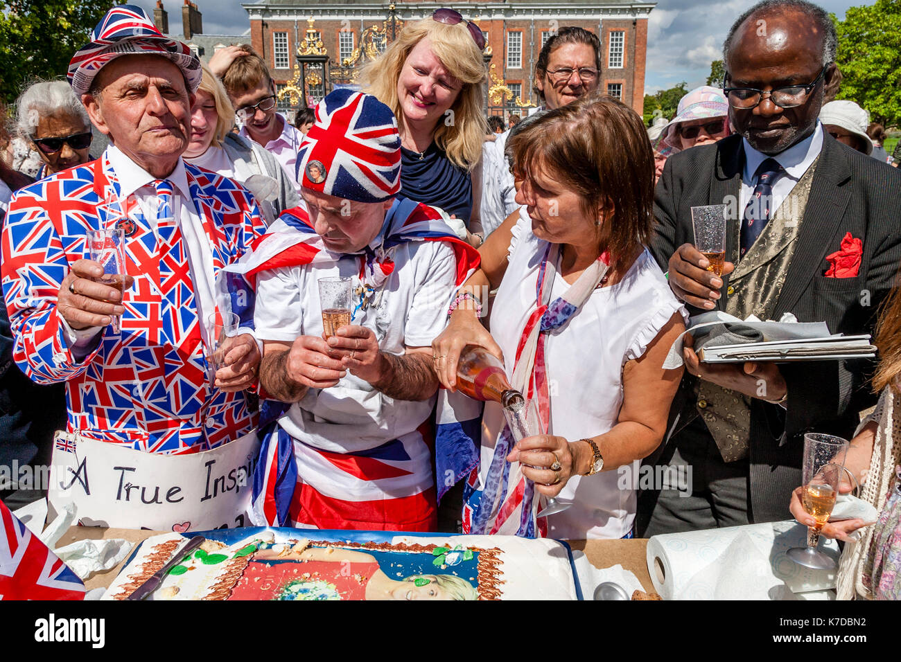 I sostenitori del tardo princess diana bevendo champagne in memoria di lei per il ventesimo anniversario della sua morte, il Palazzo di Kensington, London, Regno Unito Foto Stock