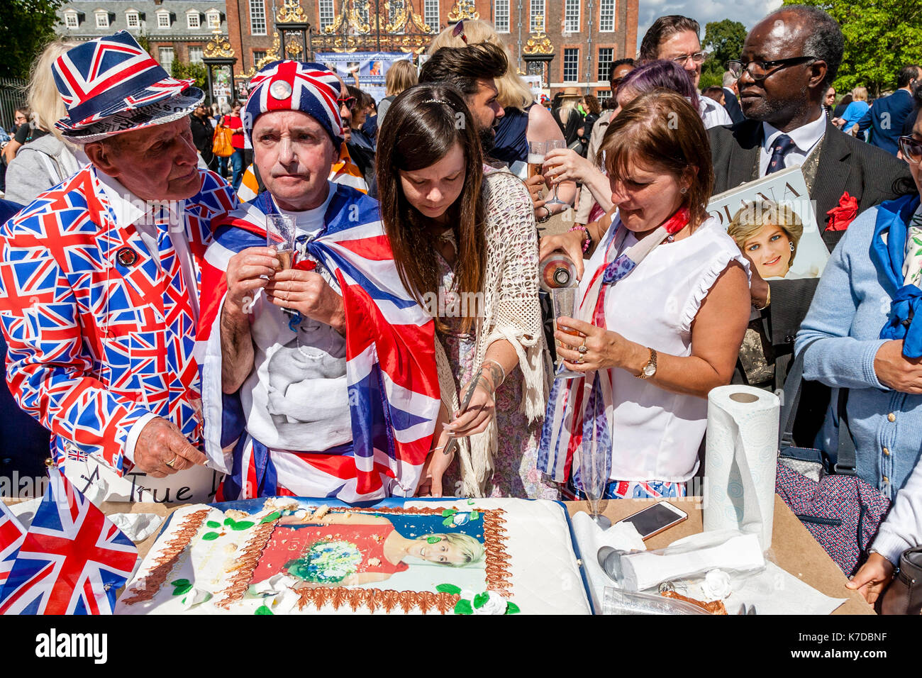 I sostenitori del tardo princess diana bevendo champagne in memoria di lei per il ventesimo anniversario della sua morte, il Palazzo di Kensington, London, Regno Unito Foto Stock