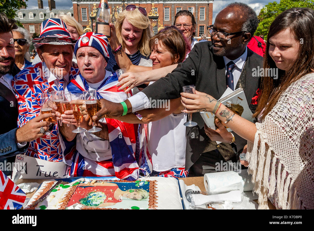 I sostenitori del tardo princess diana toast la sua memoria con bicchieri di champagne in occasione del ventesimo anniversario della sua morte, il Palazzo di Kensington, London, Regno Unito Foto Stock