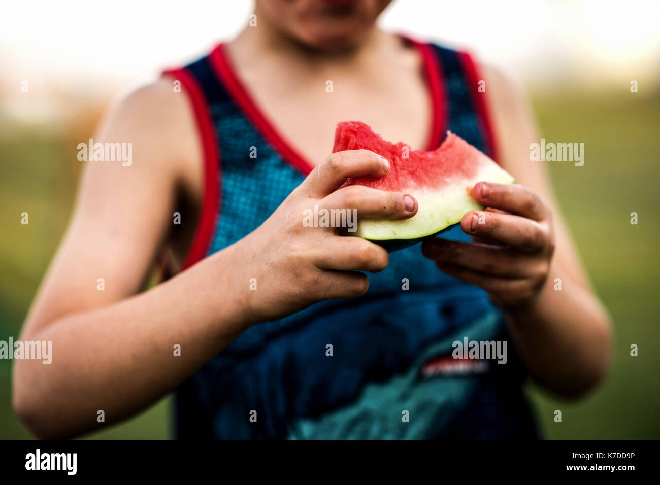 Sezione mediana del ragazzo mangiare anguria Foto Stock
