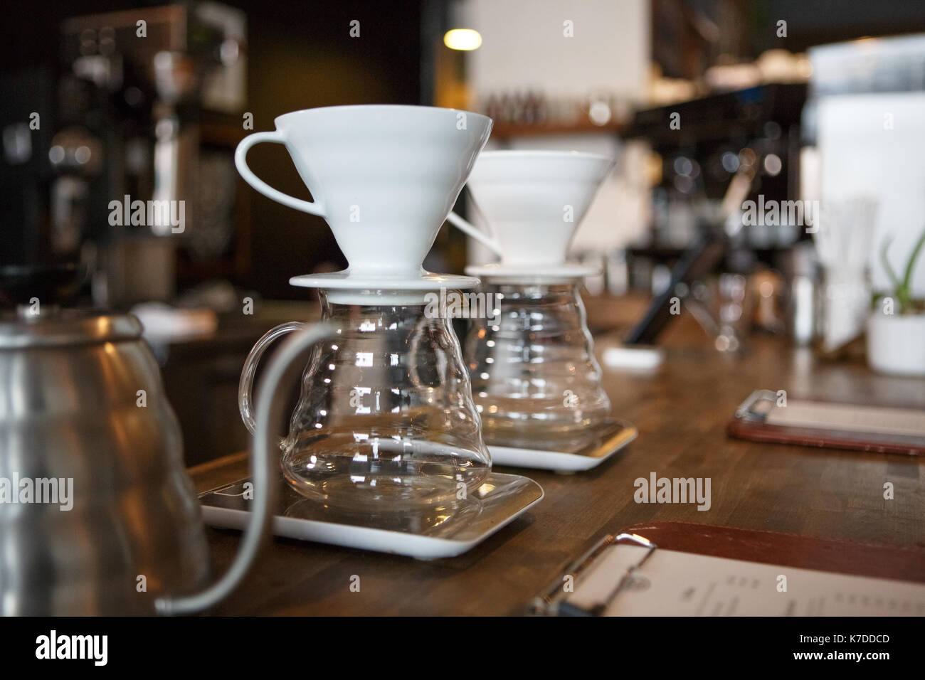 Close-up di filtro di caffè tazze su contenitori in vetro presso la caffetteria Foto Stock
