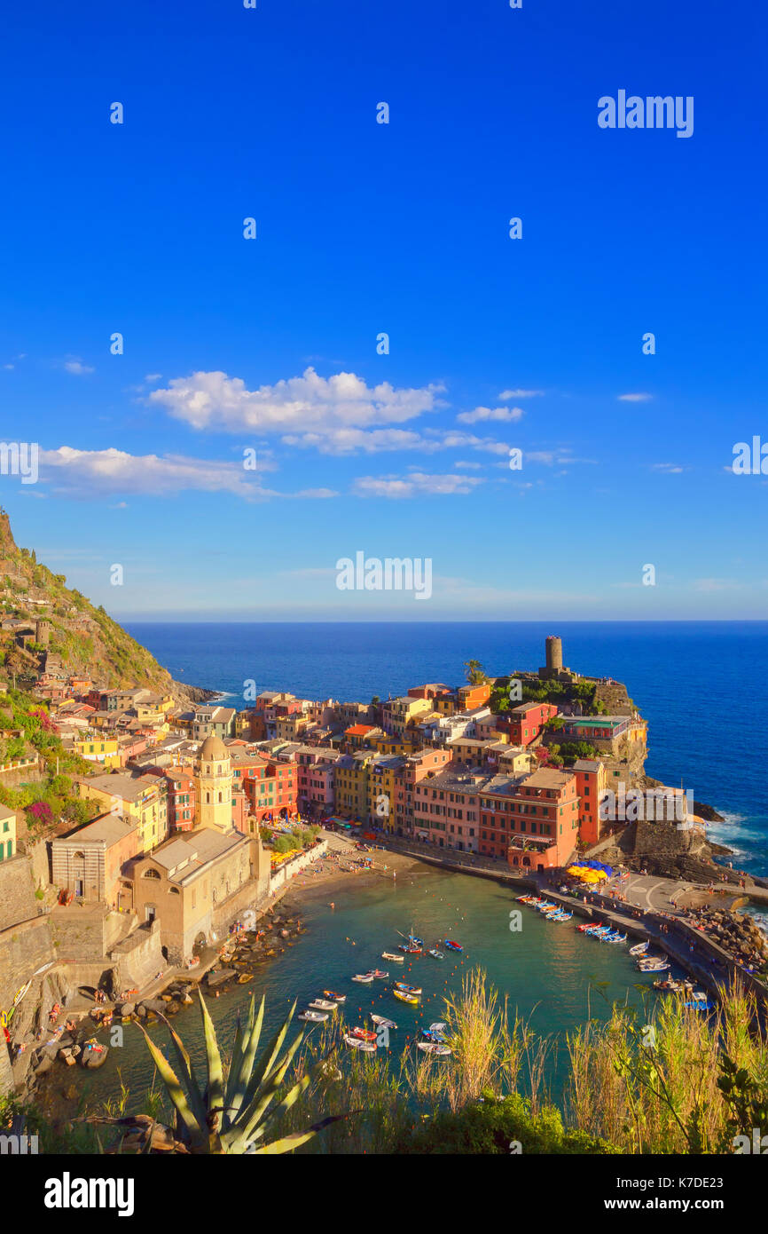 Colorato villaggio, Vernazza, Cinque Terre Liguria, Italia Foto Stock