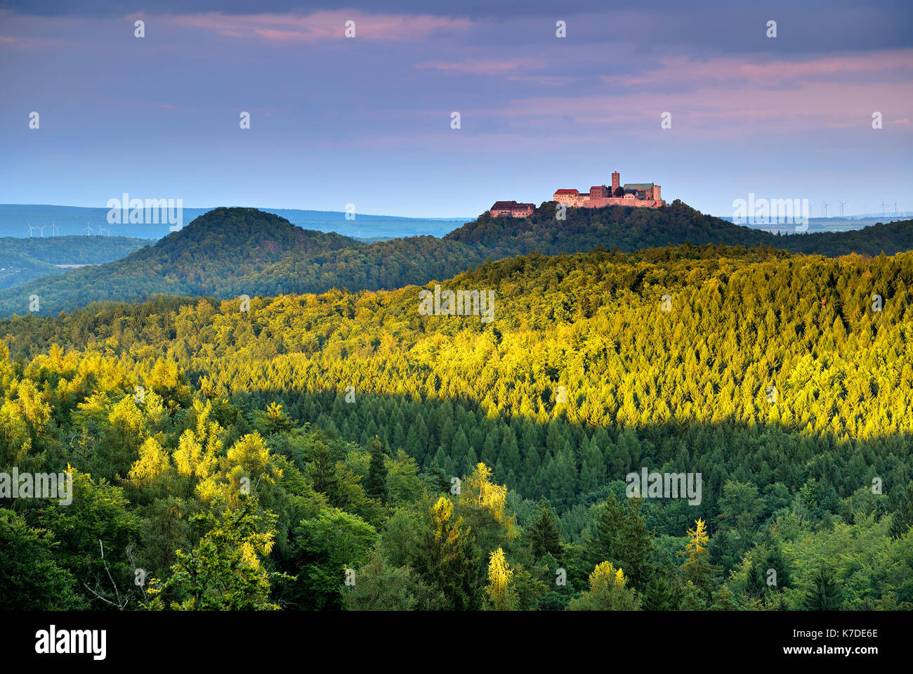 Vista da rennsteig al castello di Wartburg, luce della sera, Foresta Turingia, Eisenach, Turingia, Germania Foto Stock