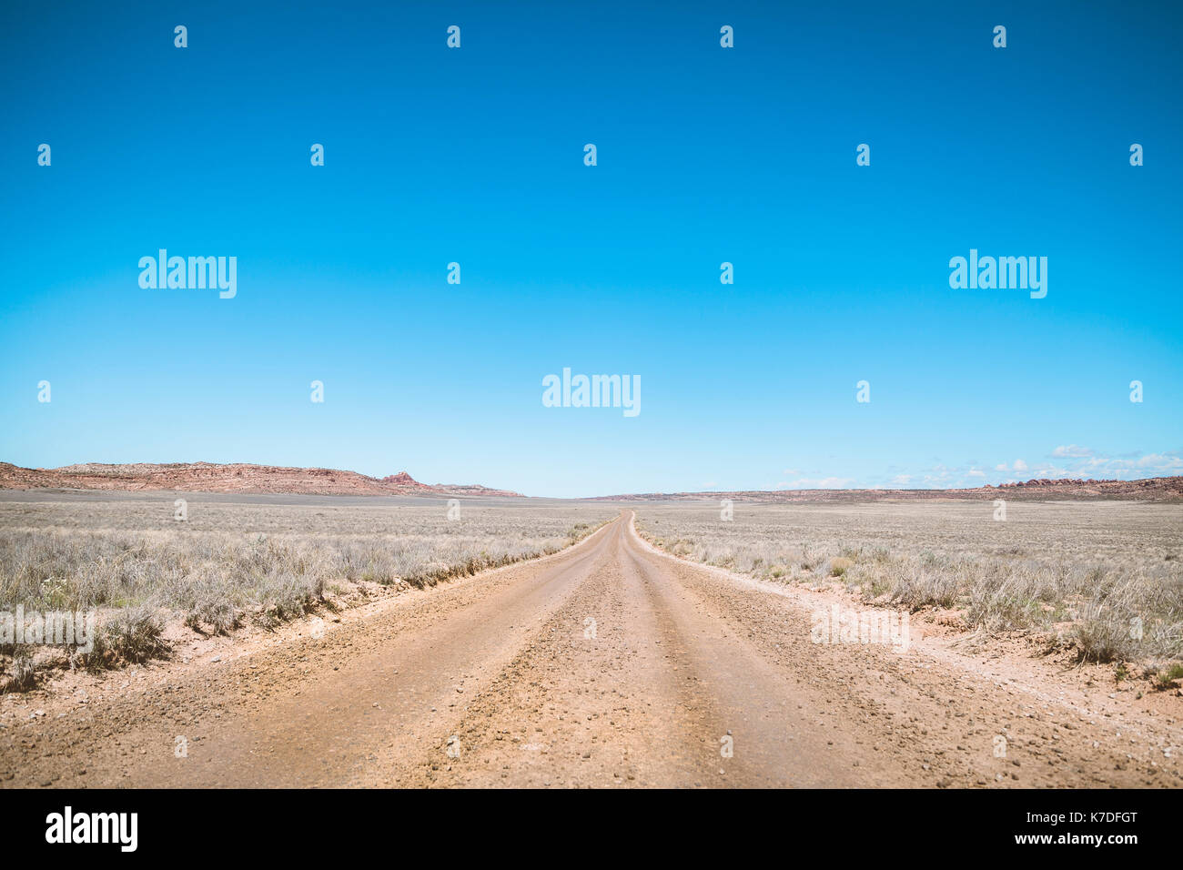 Vista panoramica del semi-arido paesaggio contro il cielo blu chiaro Foto Stock