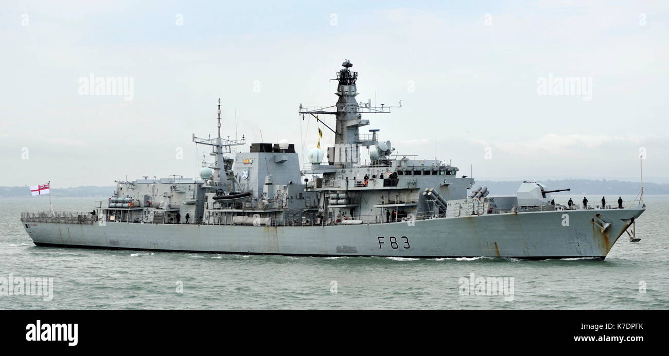 AJAXNETPHOTO. 5Giugno, 2015. PORTSMOUTH, Inghilterra. - Tipo 23 arriva - HMS st.albans entrando in porto. Foto:TONY HOLLAND/AJAX REF:DTH150506 38321 Foto Stock