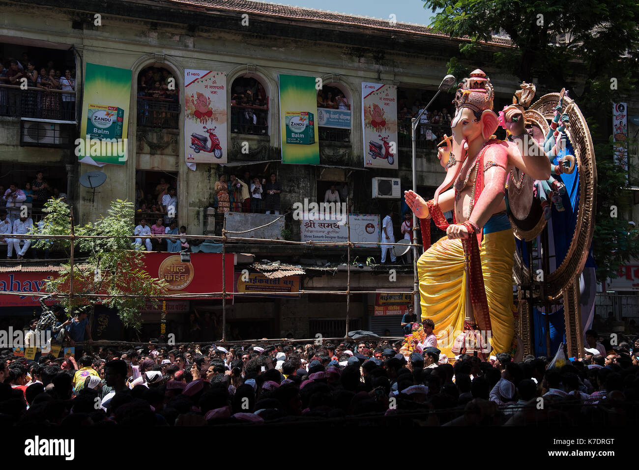 L'immagine di Ganpati o testa di elefante signore sul modo per immersione a lalbaug, .Mumbai, India Foto Stock