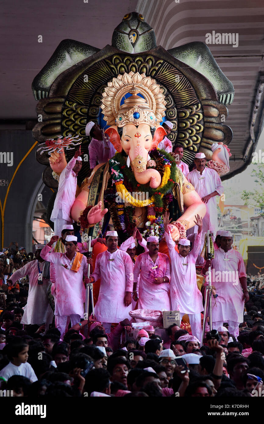 L'immagine di Ganpati per Elephant intitolata signore il famoso lalbaug cha Raja sul modo per immersione a lalbaug, .Mumbai, India Foto Stock