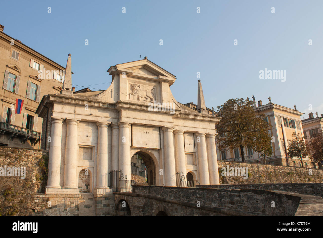 Bergamo - Città vecchia (città alta). Una delle più belle città d'Italia. lombardia. orizzontale sul vecchio denominato porta a porta san giacomo durante un meraviglioso b Foto Stock