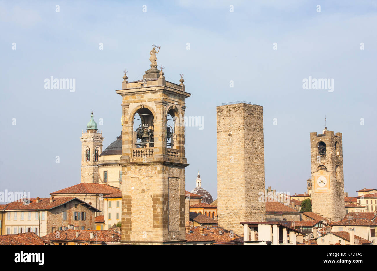 Bergamo - Città vecchia (città alta), Italia. il paesaggio sul centro della città, il vecchio le torri e i campanili dalla fortezza vecchia Foto Stock