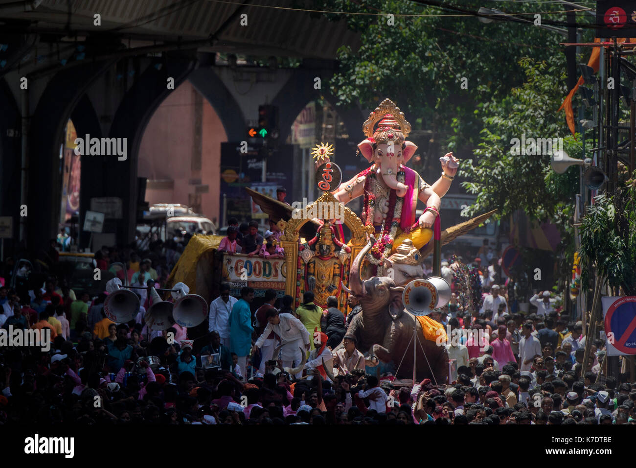 L'immagine di Ganpati o testa di elefante signore sul modo per immersione a lalbaug, .Mumbai, India Foto Stock
