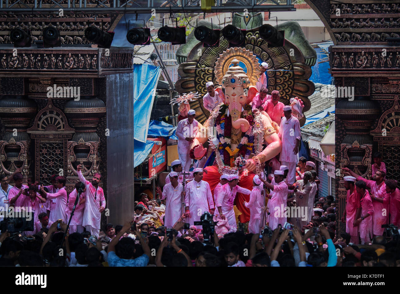 L'immagine di Ganpati per Elephant intitolata signore il famoso lalbaug cha Raja uscendo dal cancello principale, sul modo per immersione a lalbaug, .Mumbai, indi Foto Stock