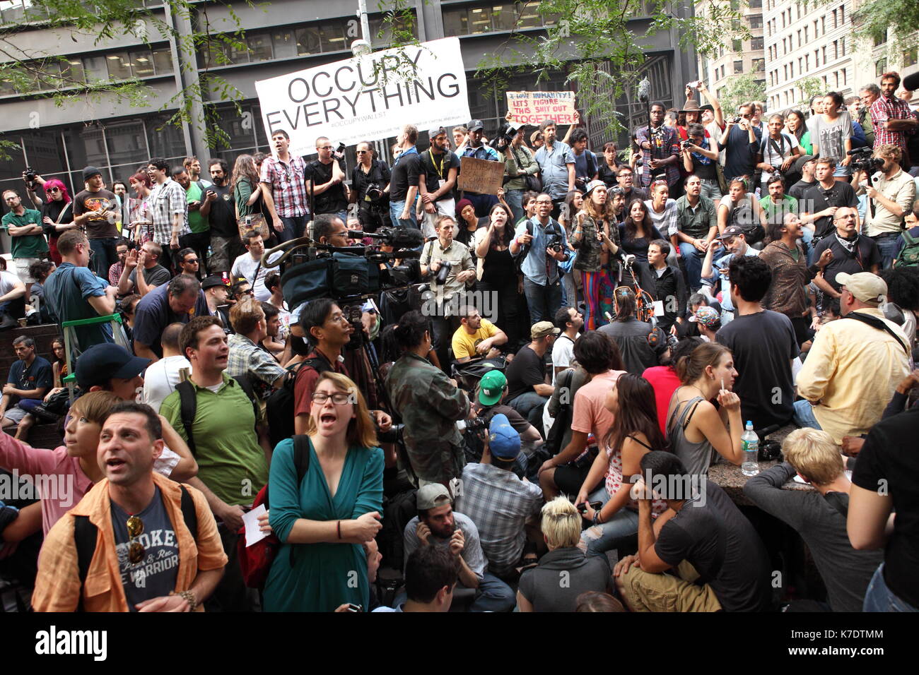 La folla si riuniranno presso la "Occupare Wall Street' movimento a Liberty Plaza di New York il 7 settembre 30, 2011. Foto Stock