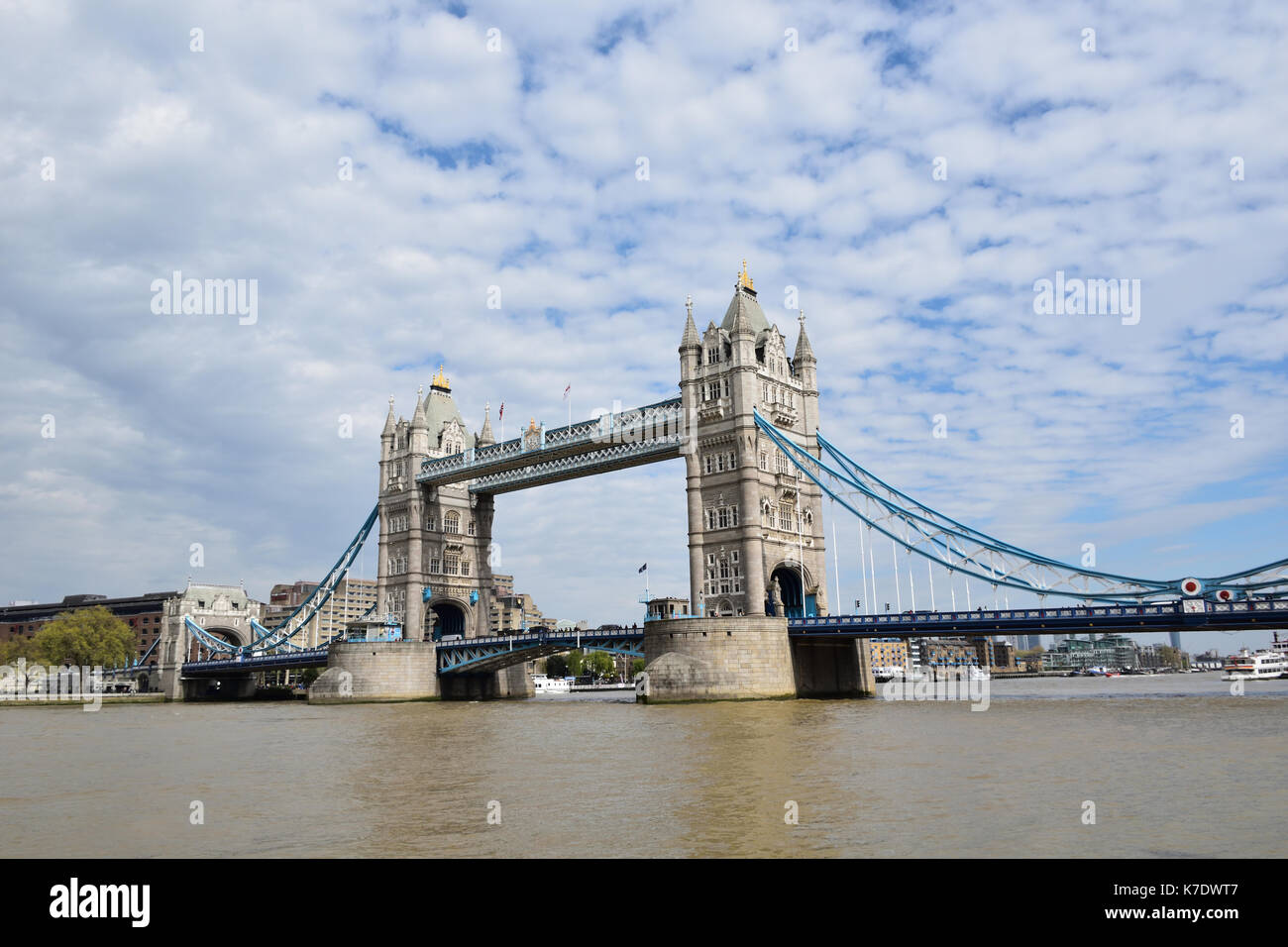 Uno dei più famosi punti di riferimento della città metropolitana di londra... il Tower Bridge e ha la più impressionante architettura, il ponte sul fiume Tamigi Foto Stock