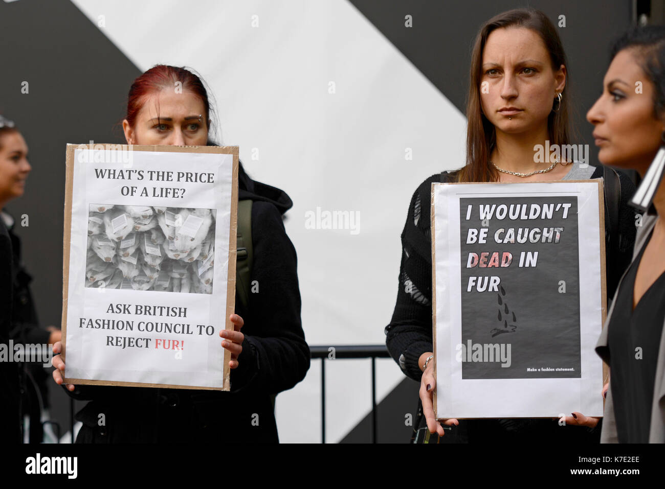 I dimostranti si sono riuniti al di fuori del negozio Studios durante la London Fashion Week di dimostrare i loro sentimenti sull uso della pelliccia. Diritti degli animali protesta Foto Stock