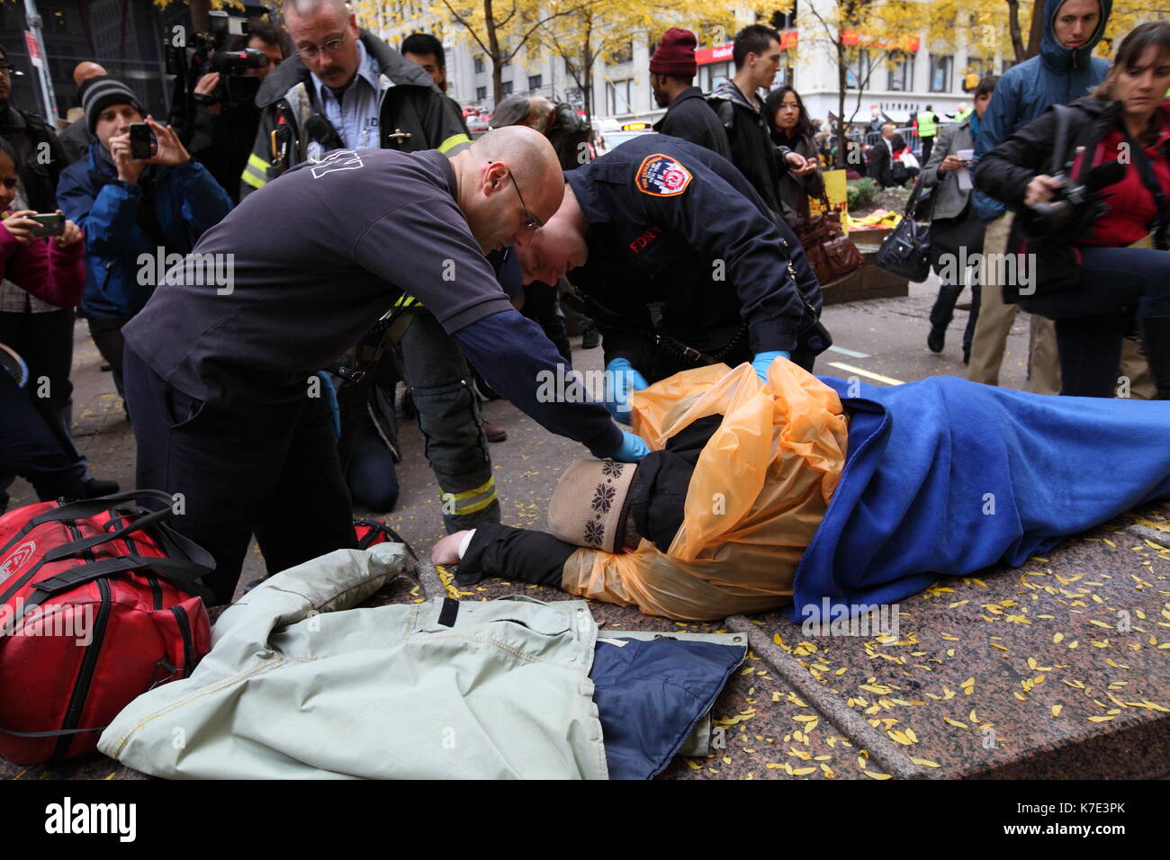 Medici FDNY tendono ad un sonno e malati occupano Wall Street protester in Zuccotti Park di New York il 16 novembre 2011. Dopo un sfratto forzato dal Foto Stock