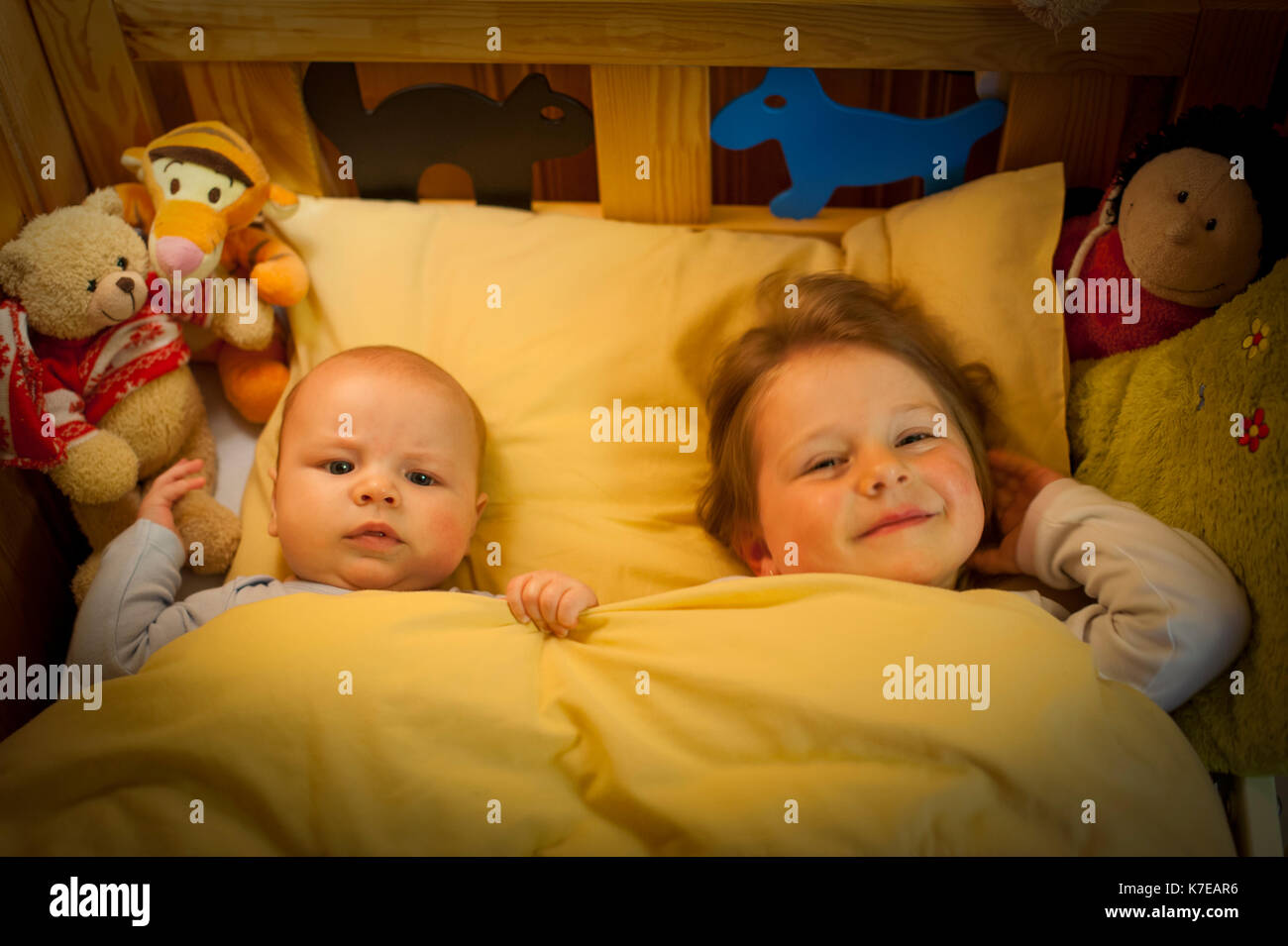 Fratelli in posa il letto preparato per dormire Foto Stock