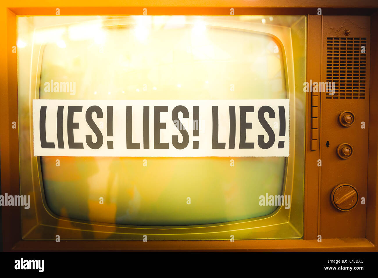 Menzogne dei media mainstream propaganda di disinformazione vecchia etichetta tv vintage Foto Stock