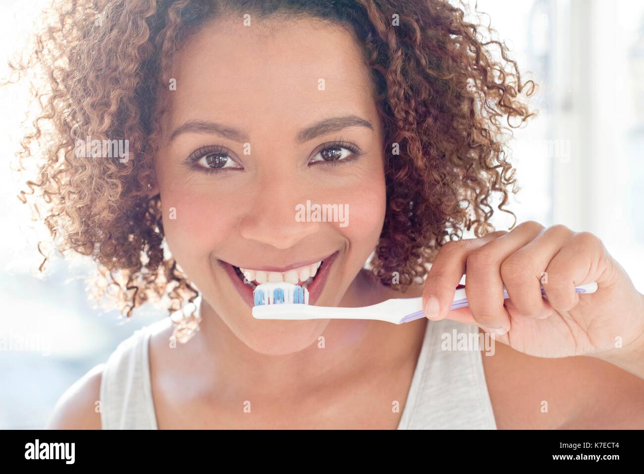 Ritratto di metà donna adulta spazzolare i denti. Foto Stock