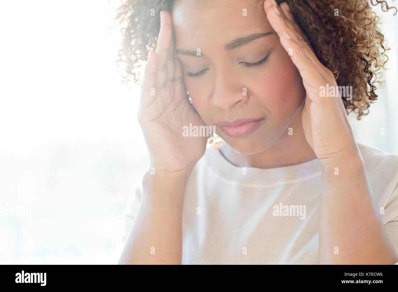 Metà donna adulta di toccare la sua testa. Foto Stock