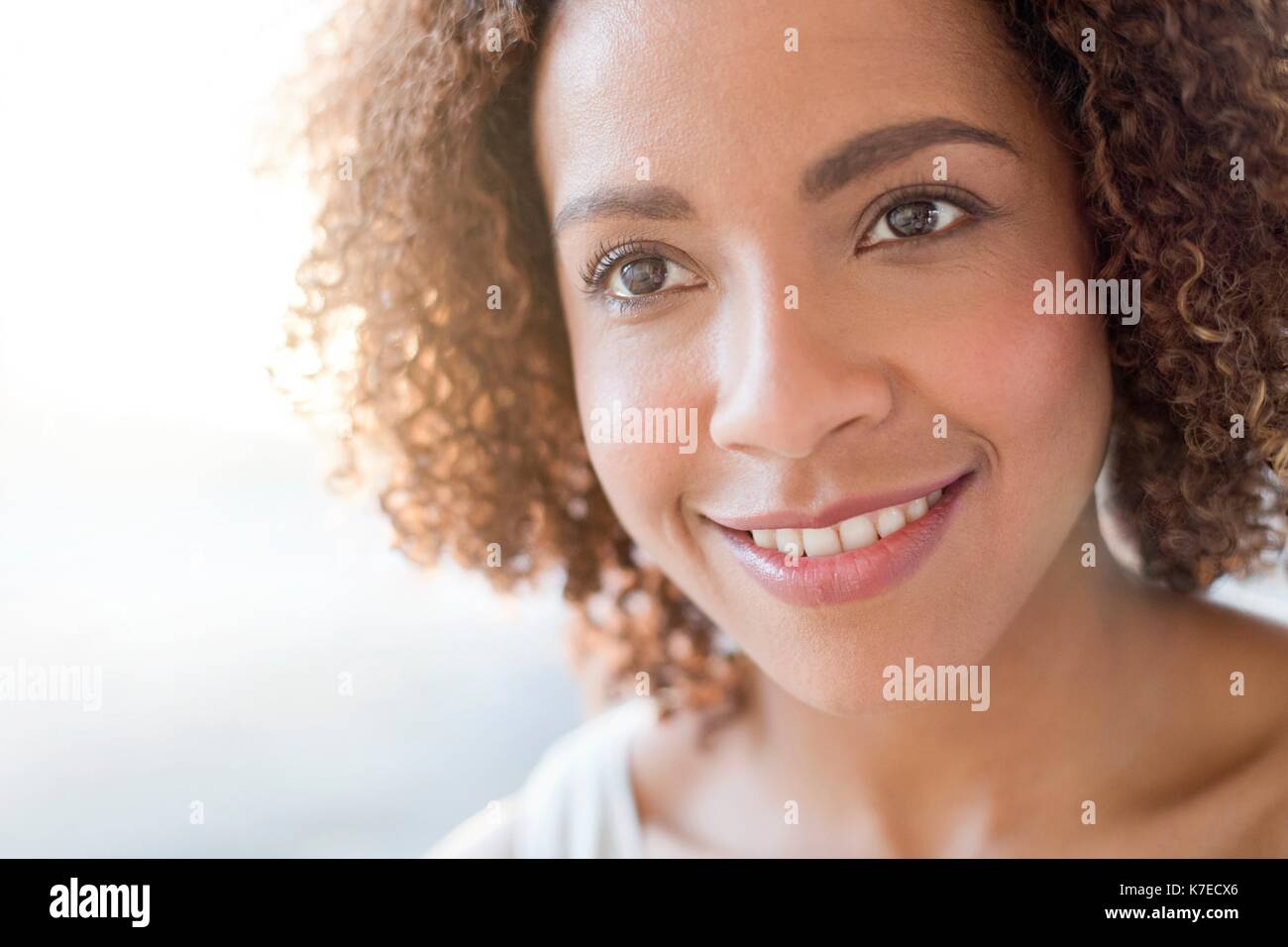 Ritratto di metà donna adulta sorridente. Foto Stock