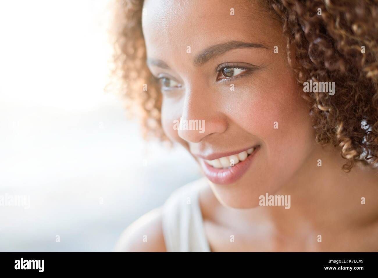 Ritratto di metà donna adulta sorridente. Foto Stock
